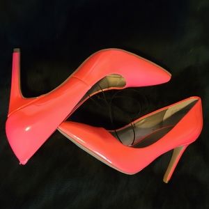 Coral patent leather pumps